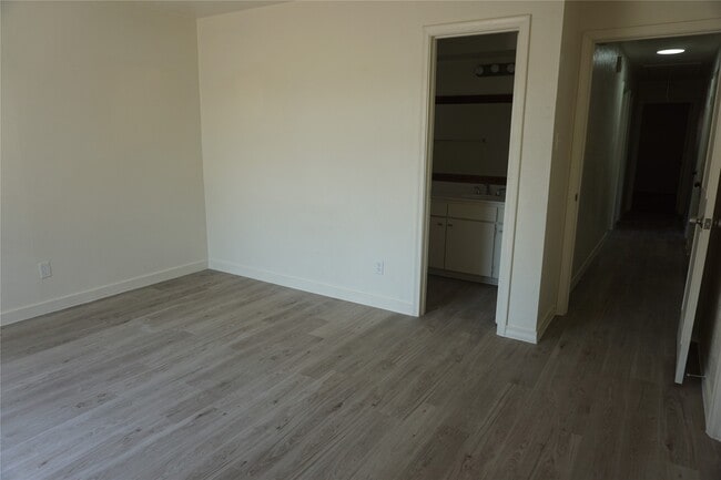 Building Photo - 1913 Normal Park Dr