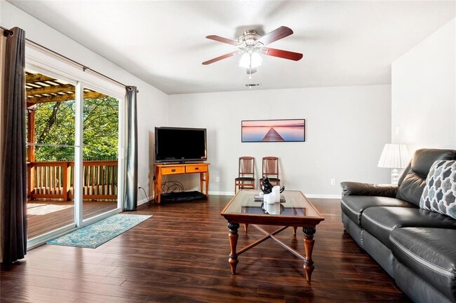 Building Photo - 7203 Barnsdale Way