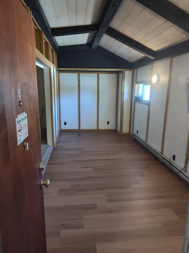 Vista desde la puerta de entrada al salón. - 303 Barr Elms Ave