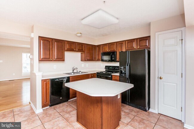 Building Photo - 9892 Bayline Cir