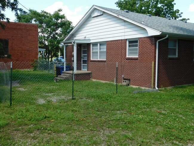 Building Photo - 609 School St