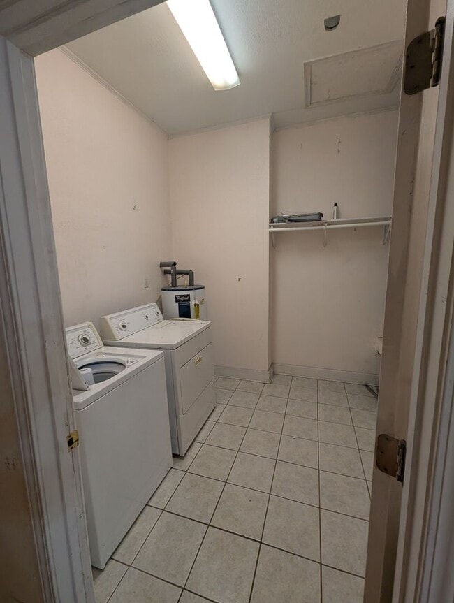 Building Photo - Huge 3 Bedroom/ 2 Bath Upstairs Apartment