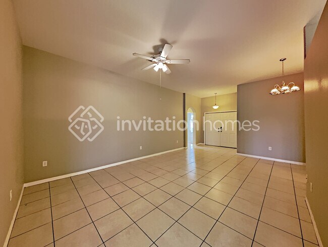 Building Photo - 2447 Hamlet Cir