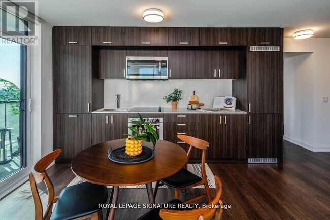 Photo du bâtiment - 18 Erskine Ave