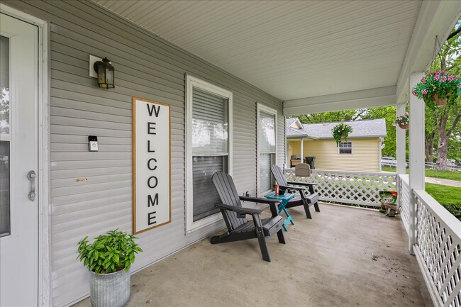 GREAT Covered Front Porch! - 1001 N Coler Ave