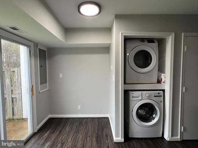 Building Photo - 303 Surry Ln
