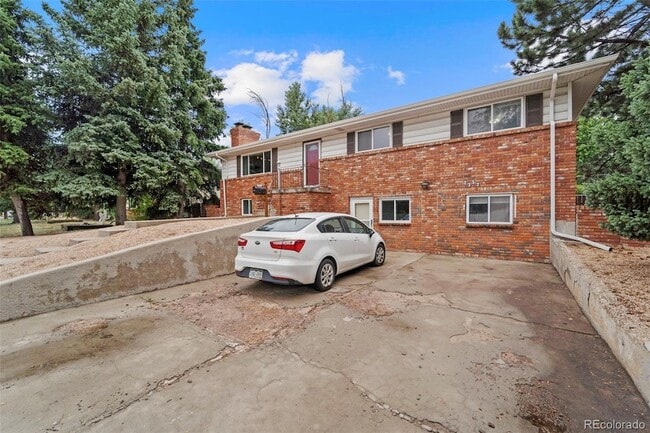 Building Photo - 2352 N Circle Dr
