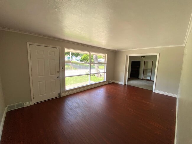Building Photo - 2 Bedroom/1BA PLUS Garage -  Close to the ...
