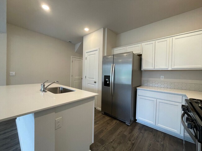 Foto del edificio - Lovely 3 Bed 2.5 Bath Townhome - Beautiful Rear Deck with a View, A/C, Garage, and Backs to Green...