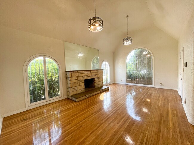 Living Room - 602 N Crescent Heights Blvd