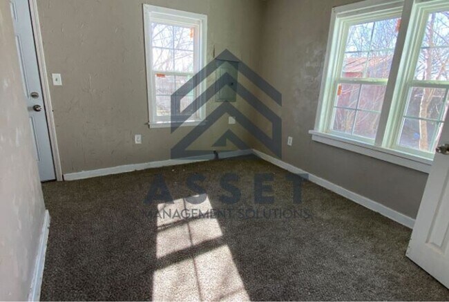 Building Photo - Spacious 3 Bedroom House