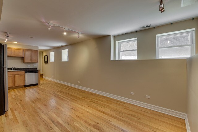Building Photo - 2215 W Foster Ave