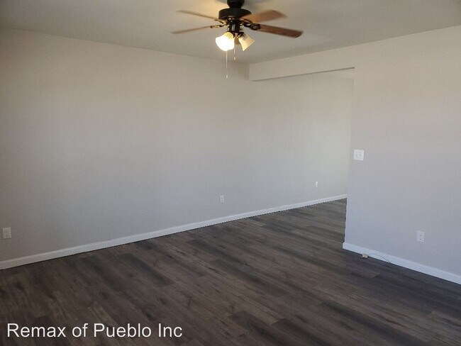 Building Photo - 490-492 W Bellflower Dr