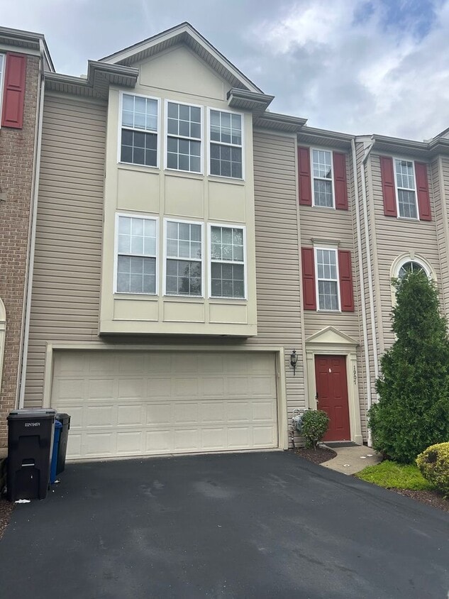 Primary Photo - 3 Bedroom Townhouse