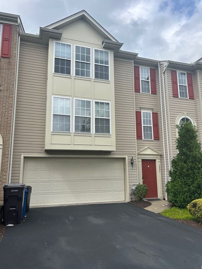 3 Bedroom Townhouse - 3 Bedroom Townhouse