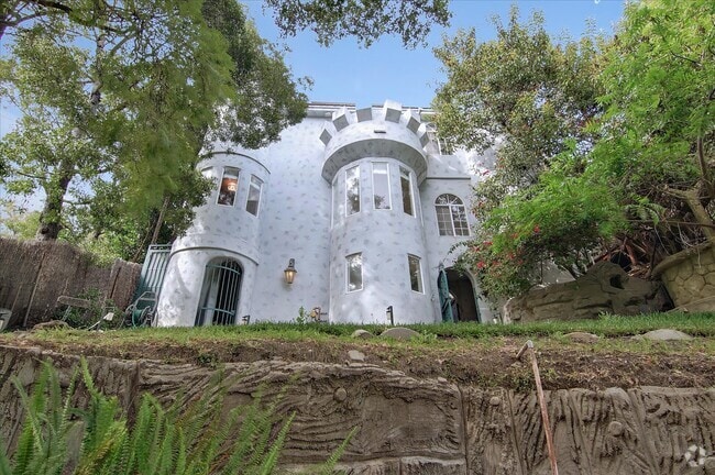 Building Photo - 8527 Wonderland Ave