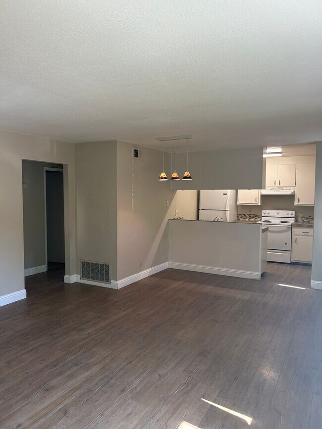 Building Photo - Lovely 2 bedroom 1 bath condo #1 unit