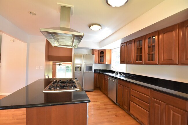 Foto del edificio - 1702 N Waterman Ave