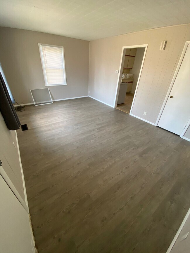 Building Photo - 1302 Chalfant