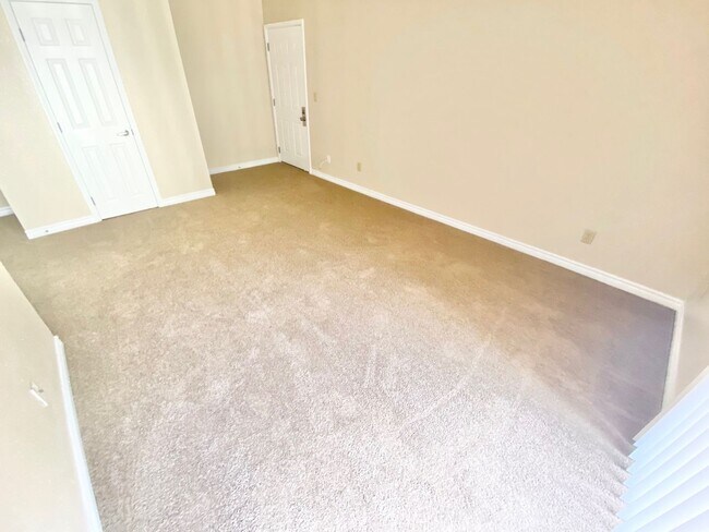 Foto del edificio - 1ST FLOOR CONDO UNIT  1 BEDROOM/ 1 FULL BATH, LOCATED GUARD GATED COMMUNITY