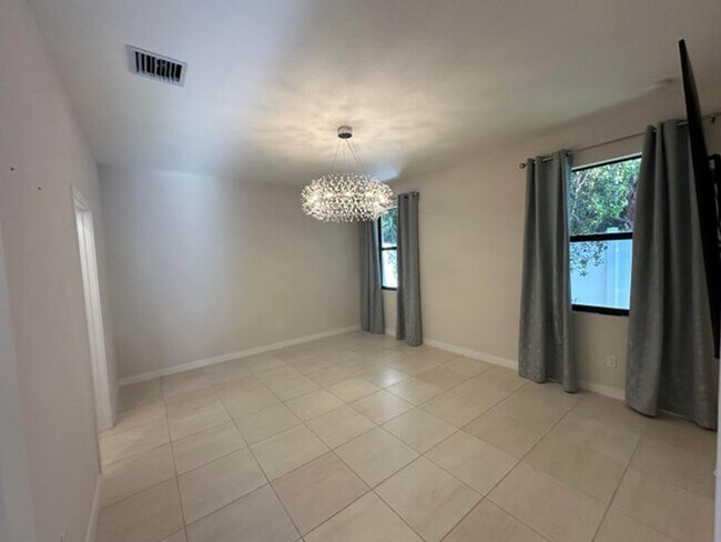 Foto del edificio - 7078 Rockwood Rd