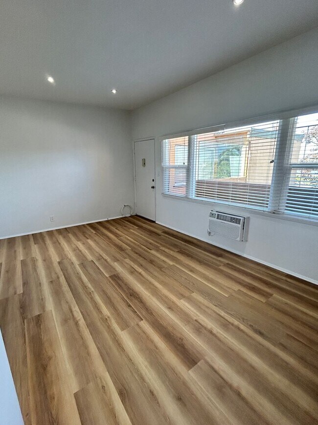 Foto del edificio - Santa Monica Coastal 1-Bed | Dual A/C & Quartz Kitchen | Minutes to SMC & Beach