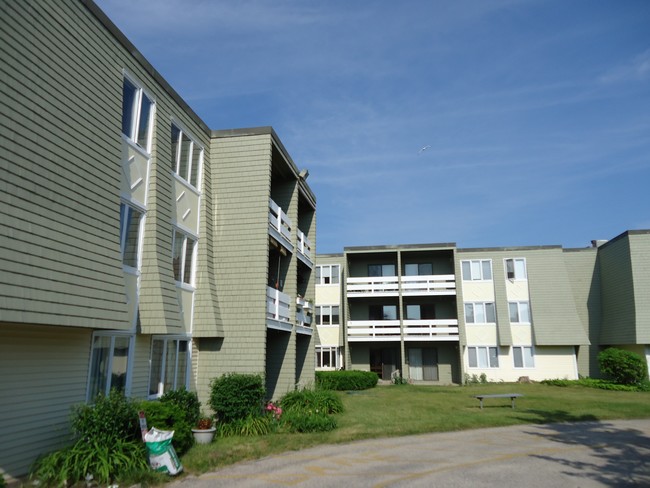 Building Photo - Hyannis House Apartments