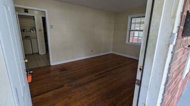 Building Photo - 3 Bedroom / 1.5 Bath Brick Home  Kingsport...