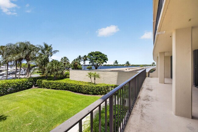 Building Photo - 136 Lakeshore Dr