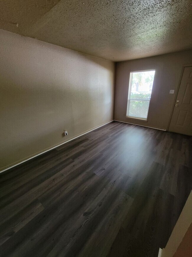 Building Photo - College Station (Townhome) 3 bedroom / 1.5 bath on TAMU Shuttle Route!