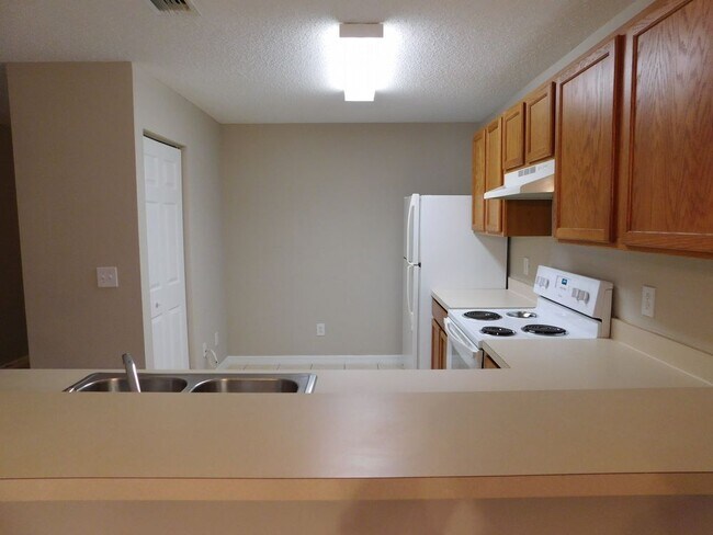 Building Photo - 2 BEDROOM 2.5 BATH TOWNHOUSE LAND O LAKES