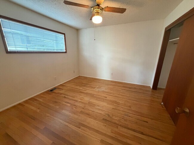 Foto del edificio - Upper unit duplex with views!