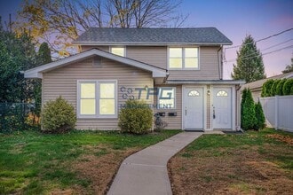 Building Photo - 9 Thompson St