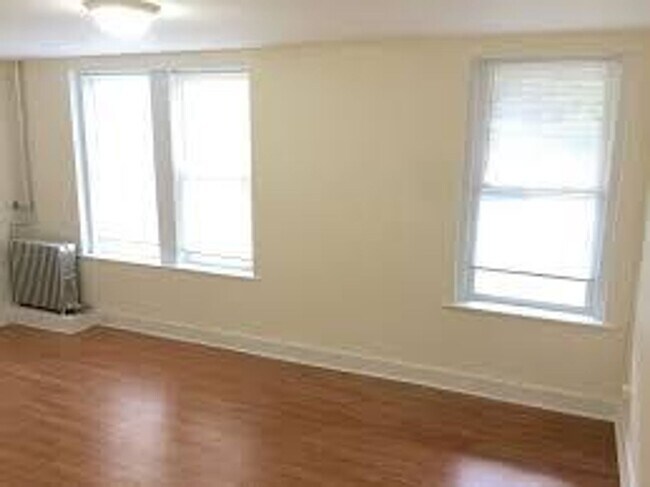 Foto del edificio - No Brokers Fee, Steps from the t Stop, The...