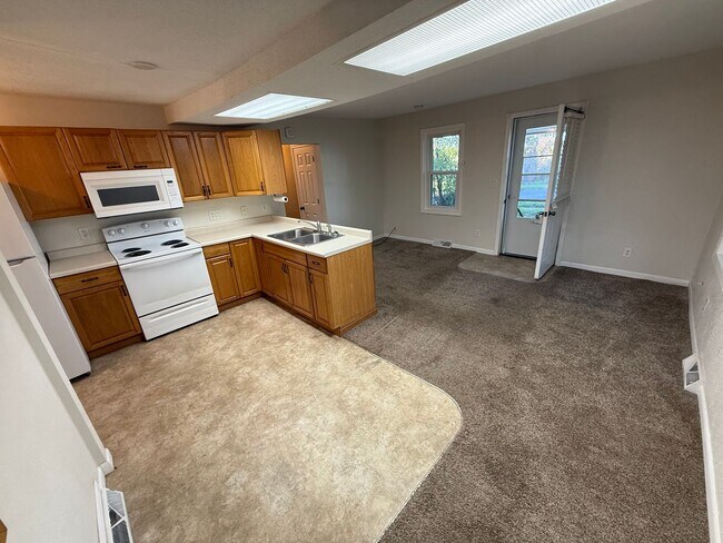 Foto del edificio - Cloquet MN - 3-bed - 1-bath - 1 - car Sing...