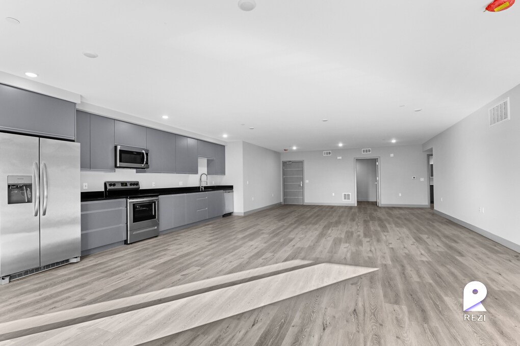 Foto principal - 7040 Woodman Ave