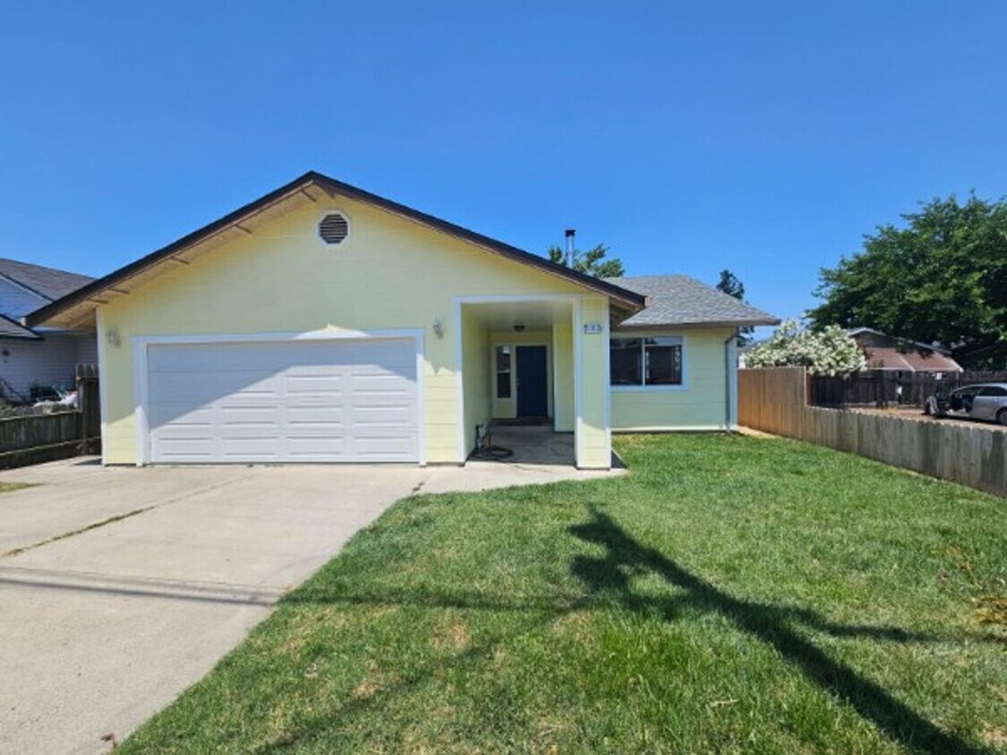 Foto principal - LAkeport Available NOW!