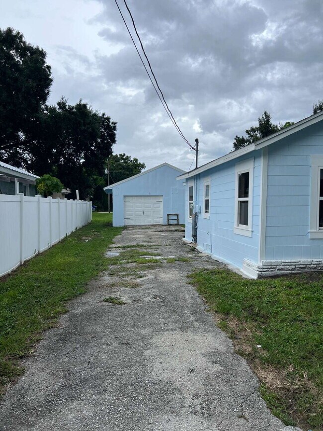 Foto del edificio - 3BR/1BA Home in Fort Myers with Large Deta...
