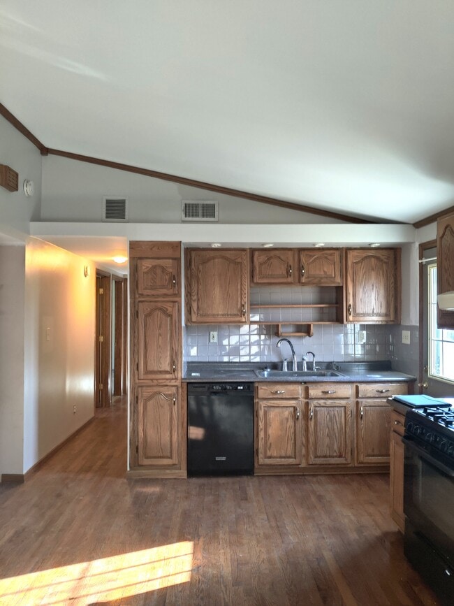 Foto del edificio - 220 E Pleasant St