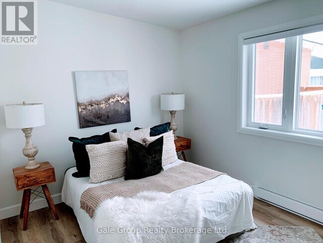 Photo du bâtiment - 77 N Park Crescent
