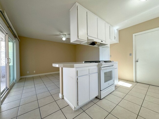 Building Photo - Single Story 3Bed Interior Location Large Yard