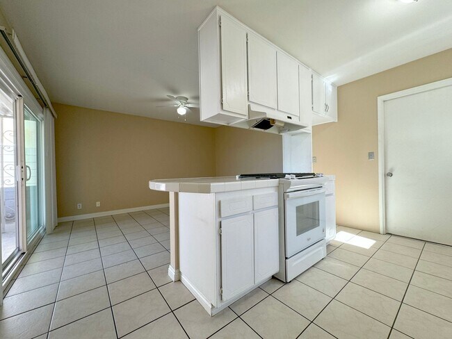 Foto del edificio - Single Story 3Bed Interior Location Large Yard