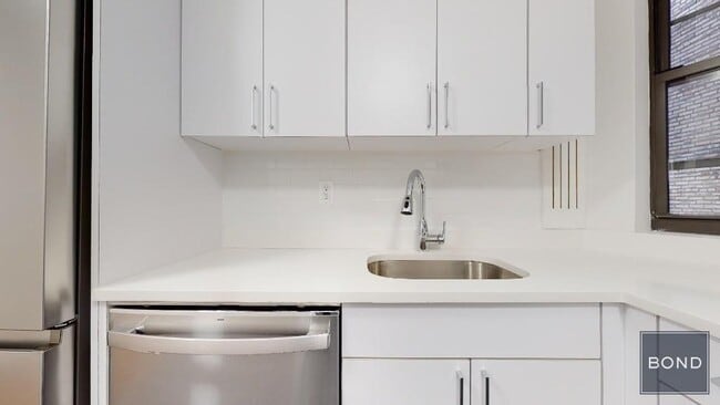 Building Photo - 25 W 68th St