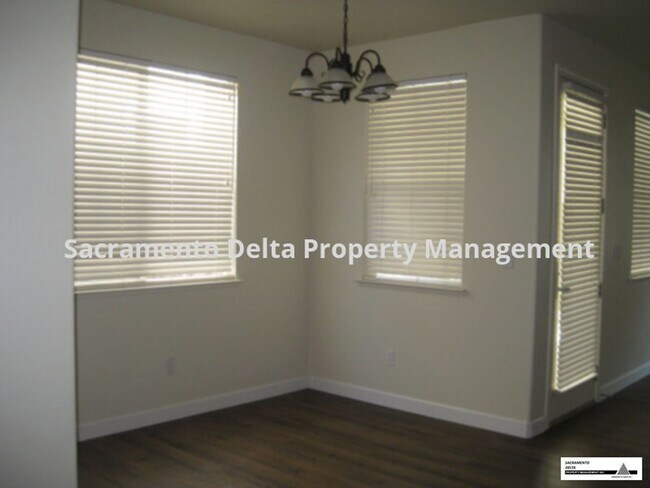 Foto del edificio - Spacious 3 Bed/2.5 Bath Home in a Great Lo...