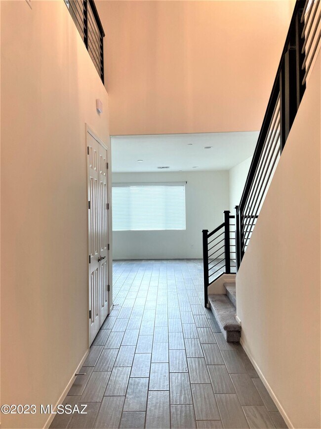 Building Photo - 9450 N Andrina Dr