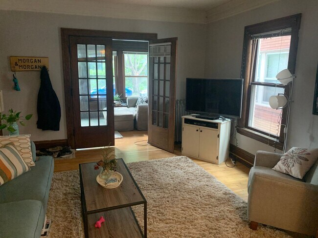 Foto del edificio - Lovely 2Br / 1Ba South Uptown Condo w/ Hardwood Floors, Sunroom, Fenced Backyard!