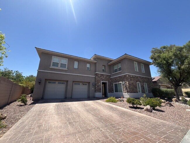 Foto del edificio - 5-Bed Retreat with Granite Elegance & Cozy Fireplace – 3690 Sq Ft of Comfort in Las Vegas with a ...