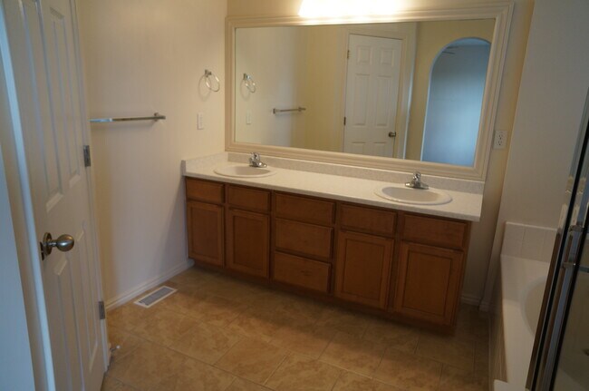 Foto del edificio - 944 Longleaf Dr