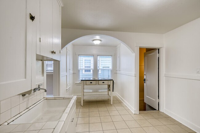 Building Photo - 708 NE 20th Ave