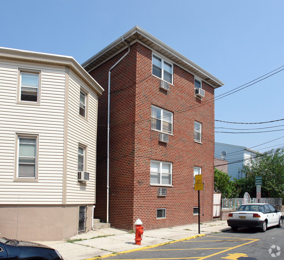 Primary Photo - 7021 Madison St
